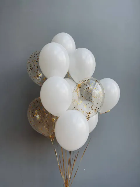 Связка из белых шаров и шаров с конфетти — доставка по Москве
